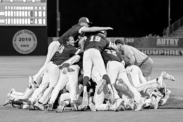 LSU-Eunice baseball players dogpile after knocking off Western Oklahoma State in extra innings to win their 7th World Series title. (Photo courtesy of LSUE)