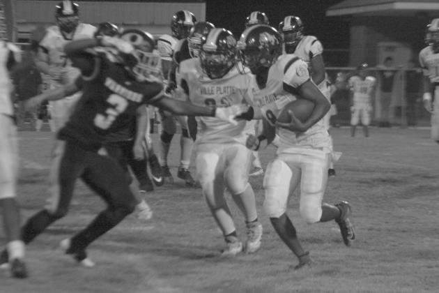Darius Chagois (8) finds running room for his Bulldog team as Ville Platte High renews an old rivalry against Oakdale. With the loss, Ville Platte fell to 0-3 on the season. (LSN photo by Tony Marks