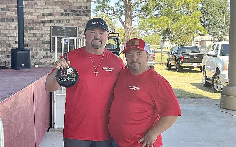 Chuncey Fontenot (left) and John Ellis Dupre (right) placed second in amateur category and won booth decorations. (Gazette photo by Tony Marks)