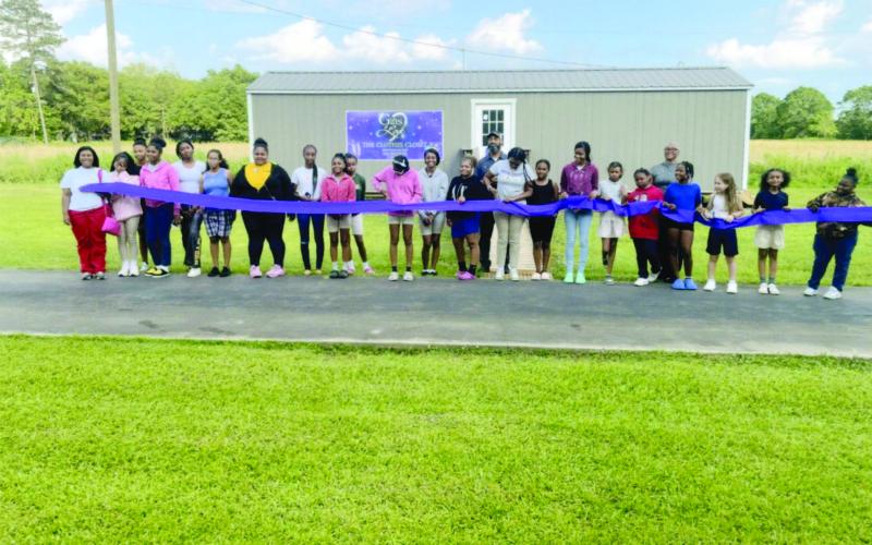 Clothing ministry holds ribbon cutting