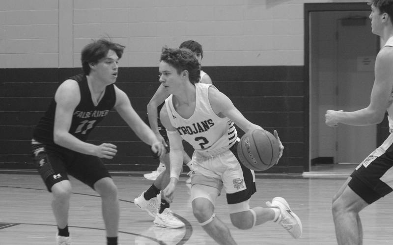 Hayden Deshotel (2) drives toward the net in Sacred Heart’s 73-31 win over False River to begin district play. (Gazette photo by Rhett Manuel)