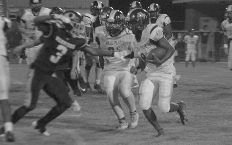 Darius Chagois (8) finds running room for his Bulldog team as Ville Platte High renews an old rivalry against Oakdale. With the loss, Ville Platte fell to 0-3 on the season. (LSN photo by Tony Marks