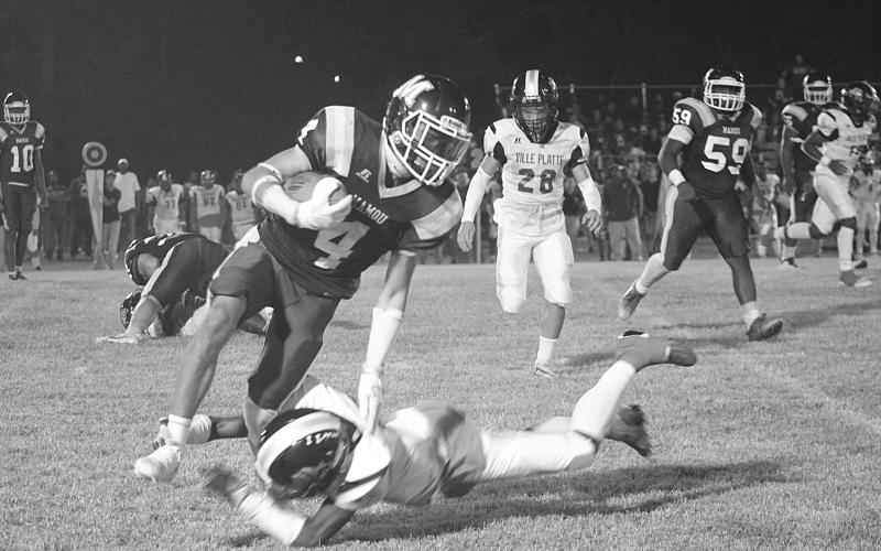 Mamou’s Devin Ardoin, pictured here in a game against Ville Platte earlier this season, ran for 136 yards and three touchdowns on 22 carries while hauling in 105 yards and a touchdown on six receptions against Pine Prairie Thursday night. (Gazette photo by Sylis Manuel)