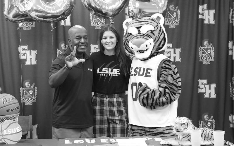 Kali Shiver (center) is pictured with LSUE women’s basketball head  coach Jahmel Samuels (left) and the Bengal mascot (right). (Gazette photo by Tony Marks)