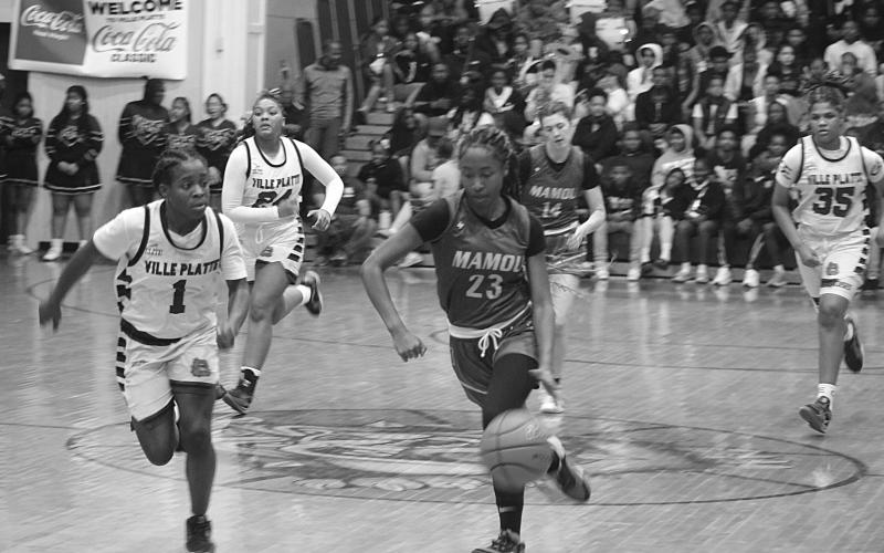 Jalaysa Arvie (23), who led Mamou with 11 points, tries to outrun Ville Platte’s Britelah Freeman (1) (Gazette photo by Tony Marks)