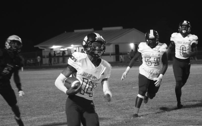 Jarian Leday (14) finds running room against the Northwest Raiders. (Gazette photo by Tony Marks)