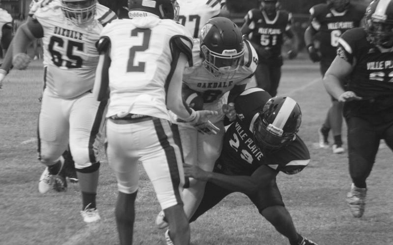 Ville Platte’s Jamaury Thomas (29) attempts to make a stop against Oakdale’s Derrick Green (6). (LSN photo by Tony Marks)