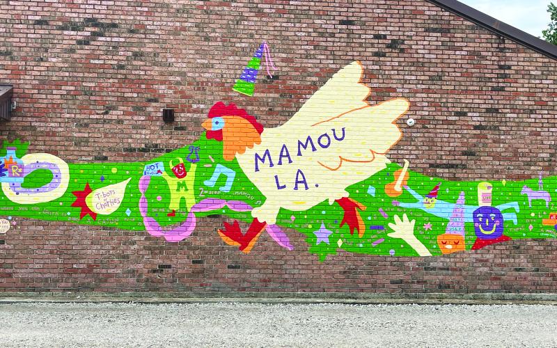 Local artist unveils Mamou mural located on Reed’s Pharmacy building