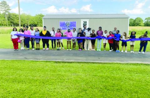 Clothing ministry holds ribbon cutting