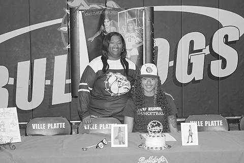 Ville Platte senior Shayla Hickerson, a first-team All-Parish performer in basketball, signed a Letter of Intent to continue her playing career at LSU-Eunice on Thursday. She dominated the post all season on her way to 10 points, eight rebounds, and three blocks per game and is pictured (seated) with Lady Bulldogs’ head coach Rhonda Thomas (standing). (Gazette photo by Rhett Manuel)