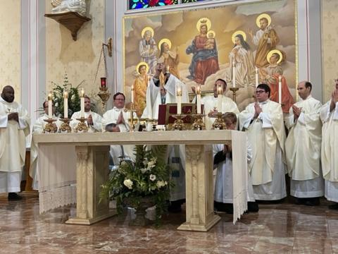 While being flanked by brother priests from the Diocese of Lafayette, Fr. Mitch Guidry elevates the Blessed Sacrament during his 25th Anniversary Mass of being a priest. The Mass was on the patronal feast day of Our Lady, Queen of All Saints, on Monday, August 22. Among the priests present were those currently and formerly assigned to churches in Evangeline Parish and those who are native sons of Evangeline Parish. (Gazette photos by Tony Marks)