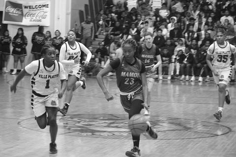 Jalaysa Arvie (23), who led Mamou with 11 points, tries to outrun Ville Platte’s Britelah Freeman (1) (Gazette photo by Tony Marks)