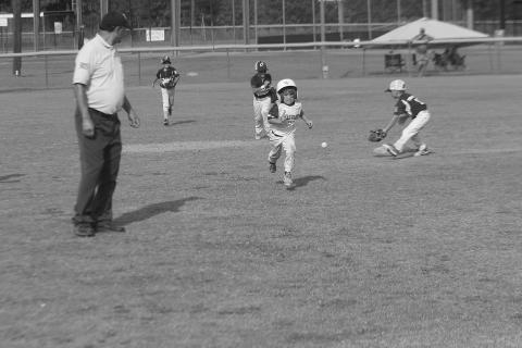 John Taylor Ardoin (8) hustles down to third base and eventually scores a run in Ville Platte West’s 25-24 loss to Oakdale American. (LSN photo by Tony Marks)