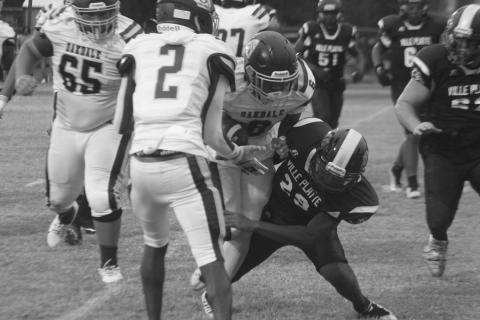 Ville Platte’s Jamaury Thomas (29) attempts to make a stop against Oakdale’s Derrick Green (6). (LSN photo by Tony Marks)