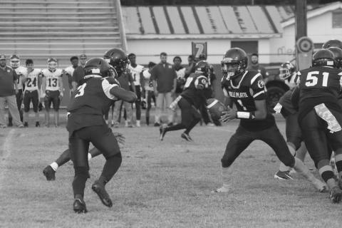 Ville Platte’s quarterback Jaquan Lavergne (1) looks to pitch the football back to Latelldrick Prejean (3) in the Bulldogs’ homecoming win over Mamou. (Gazette photo by Rhett Manuel)