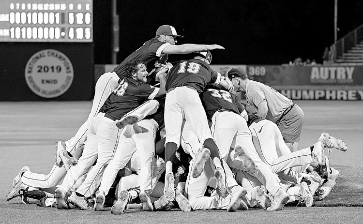 LSU-Eunice baseball players dogpile after knocking off Western Oklahoma State in extra innings to win their 7th World Series title. (Photo courtesy of LSUE)