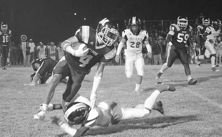 Mamou’s Devin Ardoin, pictured here in a game against Ville Platte earlier this season, ran for 136 yards and three touchdowns on 22 carries while hauling in 105 yards and a touchdown on six receptions against Pine Prairie Thursday night. (Gazette photo by Sylis Manuel)