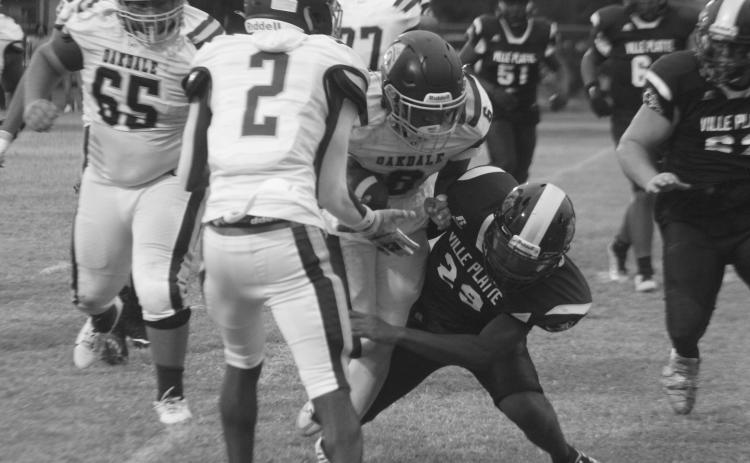 Ville Platte’s Jamaury Thomas (29) attempts to make a stop against Oakdale’s Derrick Green (6). (LSN photo by Tony Marks)